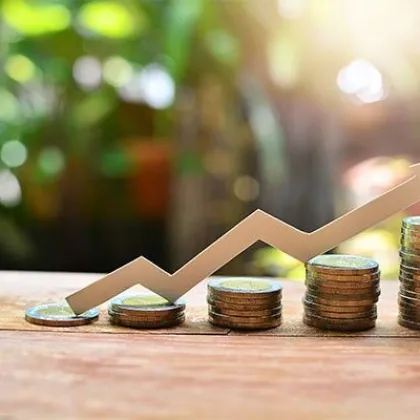 Dean Sevin Yeltekin hears from Professor Ron Goettler about the impact of the Simon School Venture Fund on student learning.